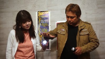 Magic Flashlight, 2pk by Tejinaya Magic - Image 4